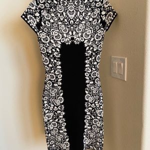 BCBGMAXAZRIA FITTED FLORAL KNIT DRESS